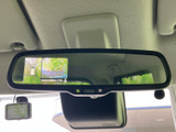 後方の様子をモニターで確認でき、駐車時の周囲確認をサポートします。ミラー内に画面が配置されており、車庫入れや狭い場所での後退時にも視線を移しやすく、日常の駐車に便利な装備です。