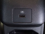 後部座席にもUSBソケットがあり、スマホやタブレットの充電ができます♪
