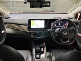 前方まで見通せる運転席まわりは、視界を確保しやすいレイアウトです。シートや足元も落ち着いた色調でまとめられ、運転する方も同乗される方もくつろいで過ごせます。