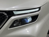 【LEDヘッドライト】悪天候や夜間走行時も良好な視界を確保し安心して運転できる高輝度LEDヘッドライトを装備!点灯速度が早く、消費電力も抑えられています。