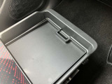 助手席座面下が収納スペースになっています♪