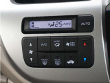 フルオートエアコン搭載。好みの温度に設定するだけで、風向や風量を自動でコントロール!いつでも快適な車内環境に。さらに、体を直接温めるシートヒーター付きで寒い季節も暖かく過ごせます。