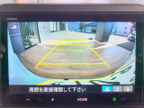 【リヤカメラ・ワイドビュー】後方を広く映し出し、左右からの接近車両や歩行者も確認しやすいビューです。