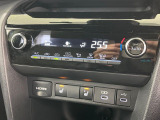 【オートエアコン】一度お好みの温度に設定すれば、車内の温度を検知し風量や温度を自動で調整。暑い&hellip;寒い&hellip;と何度もスイッチ操作をする必要はありません。快適な車内空間には必須の機能ですね♪