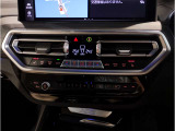 運転中にもオーディオの音量やFMの切り替えなどステアリングでの操作で切り替え可能なため、ステアリングから手を放す必要がない為、運転中でも操作が簡単でございます。