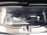 パンクなどもしもの時に役立つ車載工具とパンク修理キットもしっかり装備しております。