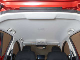 明るい色の天井は車内を広々と感じさせます。