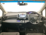 【前方視界】開放的な前方視界!運転がしやすく疲れにくいです♪窓が大きく、見通しがとっても良いおクルマですよ♪