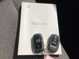 キーを持っているだけでドアハンドル横のボタンを押すとドアの施錠・開錠が行なえます。そのまま車内にキーがあればエンジンを掛けることも出来、とても便利です。