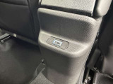 後部座席のUSBポートです、充電などにご利用ください。