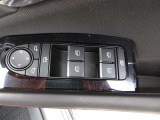 運転席の窓操作部分です。スイッチでミラーや窓の開閉が電動で行えます。