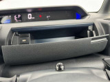 運転席前の小物入れです!手を伸ばすとすぐに取り出せるので使い勝手の良い収納です!