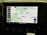 地図上に周辺の道路や施設名が表示され、現在地付近を確認しながら目的地へのルートを把握できます。画面内の案内表示も見やすく、日常のお出かけに便利です。
