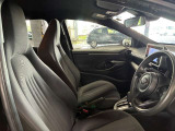 運転席の画像です。足元やシートまわりに余裕があり、リラックスした姿勢で運転が可能です。視界も良好で操作系へのアクセスもしやすく、快適で安心感のあるドライブをサポートします。