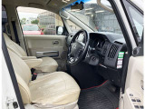 【運転席・助手席】☆ゆったり☆ひろびろ☆の車内スペース♪一人一人の空間に余裕があります♪