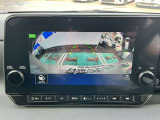 ナビ画面にアラウンドビュ-モニタ-(リアワイド)の映像を映し出しています。  狭い場所での車庫入れをサポ-トしてくれる便利アイテムです。