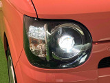 対象物が見やすく白く明るい光で夜間走行をサポートするBi-Angle LEDヘッドランプ(マニュアルレベリング機能付)を搭載