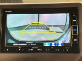 リバースギアに入れるだけで後方の表示へ切り替わります。夜間や雨の日の駐車も楽になりますよ。