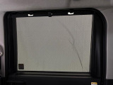 後席にお乗りの方が眩しくないように日差しを軽減する格納式リヤドアサンシェードが付いてます
