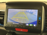 リバースギアに入れるだけで後方の表示へ切り替わります。夜間や雨の日の駐車も楽になりますよ。