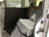 横に並ぶシートは座面にゆとりがあり、同乗者が落ち着いて過ごせる空間です。足元も広く使える印象で、窓からの明るさとシンプルな内装が心地よく、家族での移動にも使いやすそうです。