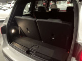 ゆったりとしたトランクルームでございます。たくさんのお荷物の車載が可能でございます。