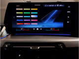 【アンビエントライト】アンビエントライトが加わる事で、車内空間に大きな違いが生まれます。特に夜間ドライブでは上質でラグジュアリーな車内を演出。ドライバー好みのイルミネーションをお楽しみ頂けます!