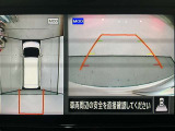 【アラウンドビューモニター】まるでクルマを真上から見ているようなアラウンドビューモニターで運転をサポート。運転席から見えにくい車の四隅や後方もモニターでしっかり見えます。