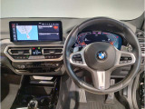 BMWのステアリングはドライバーと車体が一体感に感じれるような操作性を実現しております。また、握りやすさや操作性を向上するためにスイッチ類も配置されております。