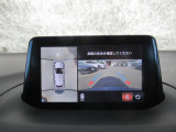 狭い場所での駐車やすれ違いなどでより的確な運転操作に役立つ360&deg;ビューモニターが装備されています。