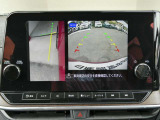 ギアを『R』に入れた後、カメラボタンを押すと、運転席から見えない左側面をナビ画面にうつしてくれるので、幅寄せや縦列駐車がし易くなります。
