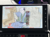 テレビ番組を画面で視聴でき、停車中の待ち時間も車内でゆったり過ごせます。映像が見やすい大きさで表示され、操作ボタンも画面脇にまとまった配置。お出かけ先での休憩時間をより快適にしたい方に便利です。