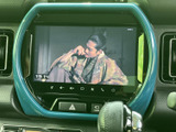 テレビ映像を表示でき、停車中の待ち時間などに番組を視聴できます。画面は見やすい位置に配置され、映像を楽しみたい場面で活用しやすい装備です。日常のさまざまなシーンで便利にお使いいただけます。
