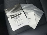 メンテナンスノート、取扱説明書です。 その車の整備記録が事細やかに記録されています。 車が生まれてから今までどのような道を歩んできたのか判るとても重要な物ですよ。