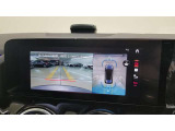 【360&deg;カメラシステム】4つのカメラにより、車両周囲を俯瞰で確認することができます。カメラの呼び起しは手動でも可能ですので、狭い道でも安心してお乗りいただけます。