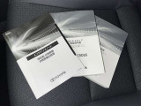メンテナンスノート、取扱説明書です。 その車の整備記録が事細やかに記録されています。 車が生まれてから今までどのような道を歩んできたのか判るとても重要な物ですよ。