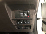 【両側電動スライドドア】リモコンや運転席のスイッチ操作のほか、ドアハンドルを少し引くだけでリアドアが自動開閉します♪