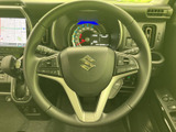 手元の左右に複数のスイッチが配置され、運転姿勢を保ちながら必要な操作を選びやすい仕様です。メーターや前方を確認しながら扱いやすく、日々の運転を便利にサポートします。
