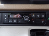 運転席からも手が届きやすく、操作しやすい空調コントロールパネル。オートエアコンなので操作の煩わしさが無くオールシーズン快適にドライブできます。快適空間で運転に集中できますね。