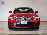 【キドニーグリル】BMWは約90年もの間、ほぼ全ての車両にひと目でBMWだと分かるこの特徴的なフロントグリルが備えられ、デザイン・アイコンとして親しまれてきました。