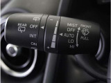 【オートワイパー機能】レバーをAUTOの位置にしているとき、レインセンサーが雨を感知すると、雨量に応じて、ワイパーが自動で作動します。