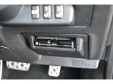 ハンドル右下にビルトインETC。車種専用ケースにて装着されており運転の邪魔にもならず高速の乗り降りも楽になります。
