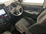 運転席にひじ掛け付!長時間の運転の際に重宝しそうです!シート位置が高めで乗り降りしやすい!