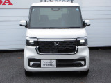 ハロゲンより明るく、より遠くまでさらなる安心感のあるLEDヘッドライトを採用。点灯忘れも防止できるオートライトコントロール機構付きです。