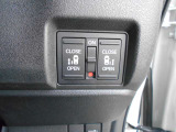 両側電動スライドドアです。運転席やキーレスから開閉が出来てとても重宝します。