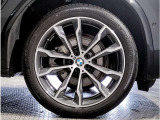 BMWの純正アロイホイールは軽量かつ強度にも優れているホイールで走行性能を引き上げる設計になっております。足元にもBMWは妥協がなくこだわっている個所になります。
