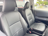 運転席まわりには十分なスペースがあり、大柄な方でもゆったり運転していただける環境です。