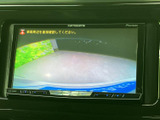 車両後方の映像を画面で確認でき、駐車時の周囲確認をサポートします。画面上部には周囲を直接確認するよう案内も表示され、目視とあわせて安全確認にお役立ていただけます。
