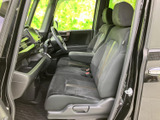 前席は体を預けやすい形状で、アームレストも備えた落ち着きのある空間です。運転席まわりまで見渡しやすく、乗り降りのしやすさにも配慮された、日々の移動にうれしい室内です。