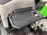飲み物や食べ物を気軽に置ける格納式シートバックテーブルを、運転席と助手席の背もたれにご用意。車内の休憩も快適です!